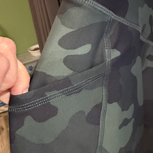 Old Navy Camo Womens Athletic Shorts - Picture 5 of 7